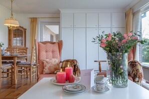 Dining - NEU 2024 - Ferienwohnung Charlie - Idyllische Erdgeschosswohnung mit Garten in Zentraler Lage von (Wenningstedt-Braderup (Sylt))