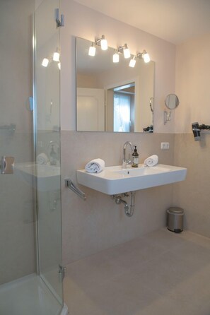 Dusche, Haartrockner, Seife