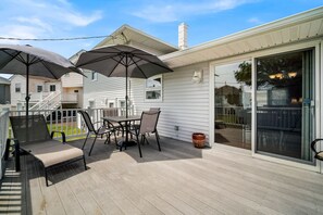 Outdoor dining - 4BR Home - Close to Beach - Stunning Backyard (Ventnor City)