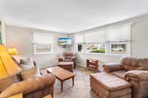 Smart TV, offices - 4BR Home - Close to Beach - Stunning Backyard (Ventnor City)