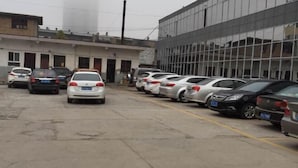 Ein Parkplatz mit mehreren in Reihen stehenden Autos.