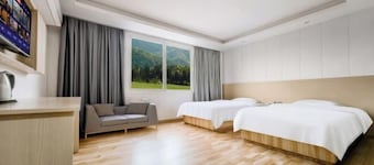 Anyi Fenghe Hotel