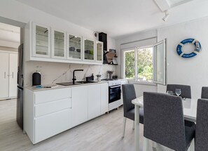 Køleskab, mikrobølgeovn, ovn, kogeplade