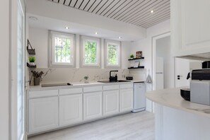 Frigorifero, microonde, forno, piano cottura