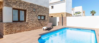 Modern House with swimming pool, garden, mountain views and barbecue