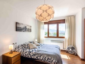 3 dormitorios, tabla de planchar con plancha, Internet y ropa de cama