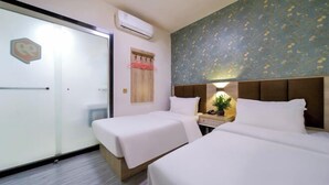A hotel room with two beds, a wooden headboard, a nightstand with a lamp, and a wall-mounted air conditioner. - 99inn Selected (Beijing Huilongguan East Street Metro Station) (Beijing)