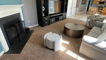 Smart TV, fireplace
