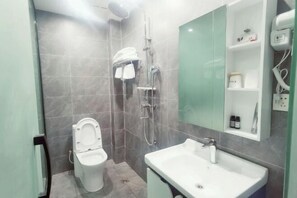 Un baño moderno con inodoro, ducha y lavamanos.