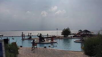 Hồ bơi ngoài trời