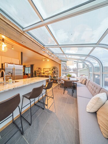 3 Miles from Airport! 2 Minute Walk to Groceries!