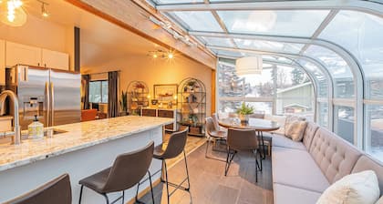 3 Miles from Airport! 2 Minute Walk to Groceries!