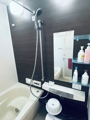 Secador de pelo, toallas, jabón, shampoo
