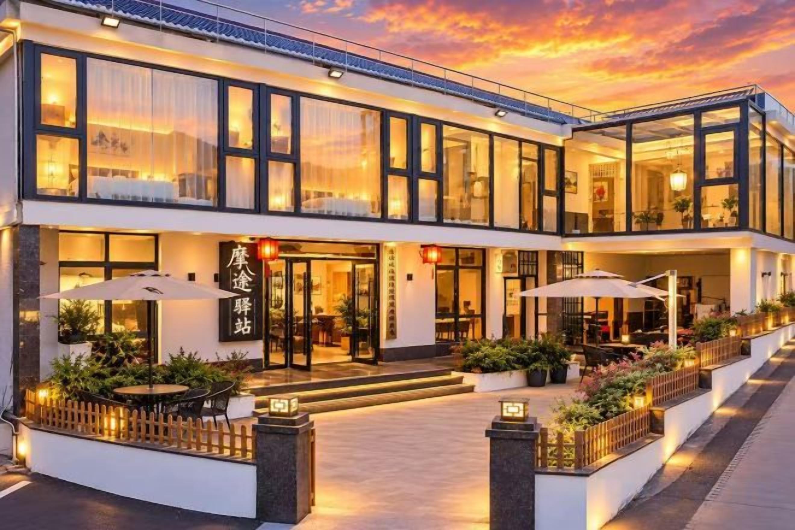Un hotel de diseño moderno, con una estructura de dos pisos, zona de estar al aire libre y una entrada bien iluminada.