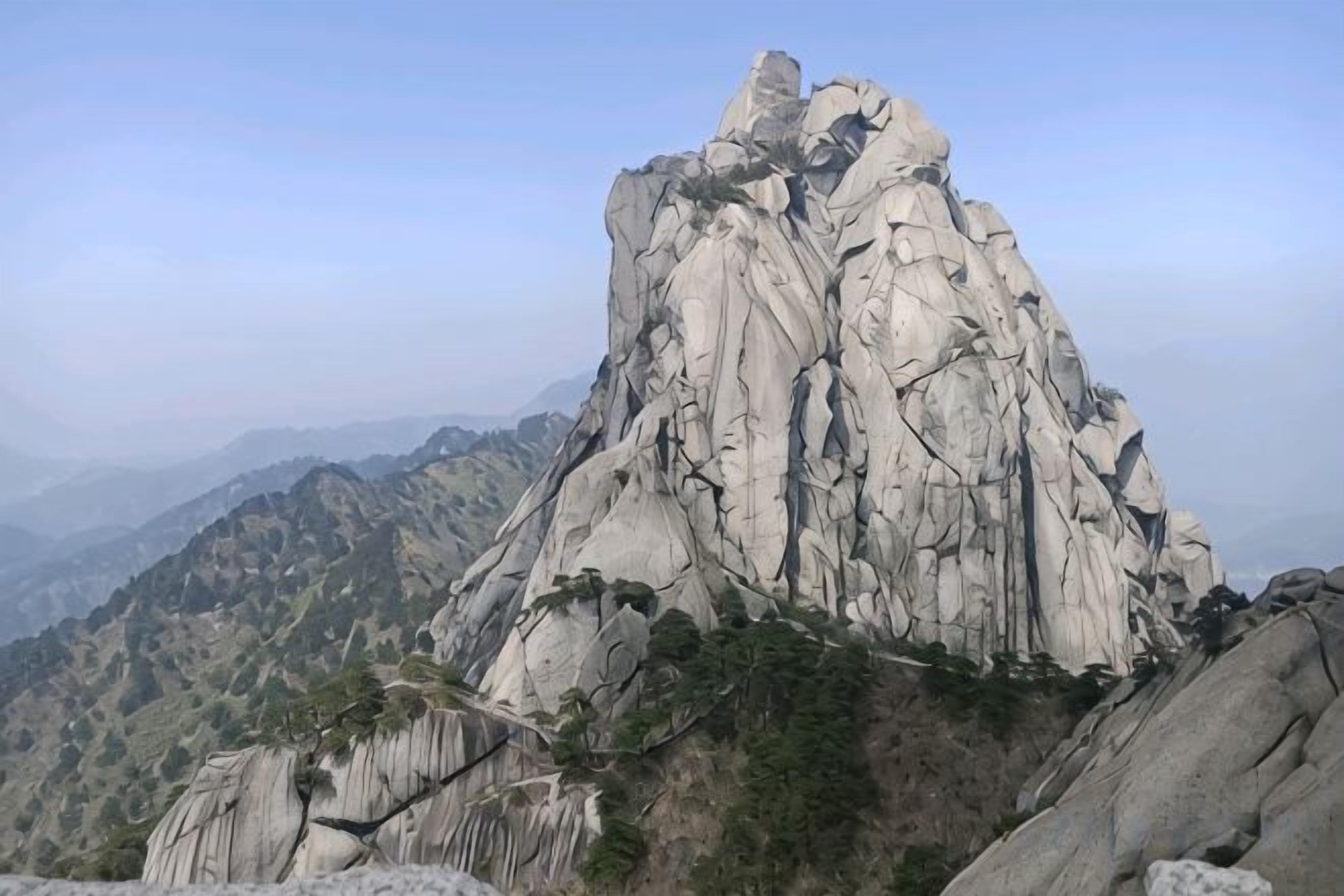 Un pico montañoso escarpado con cielo despejado.