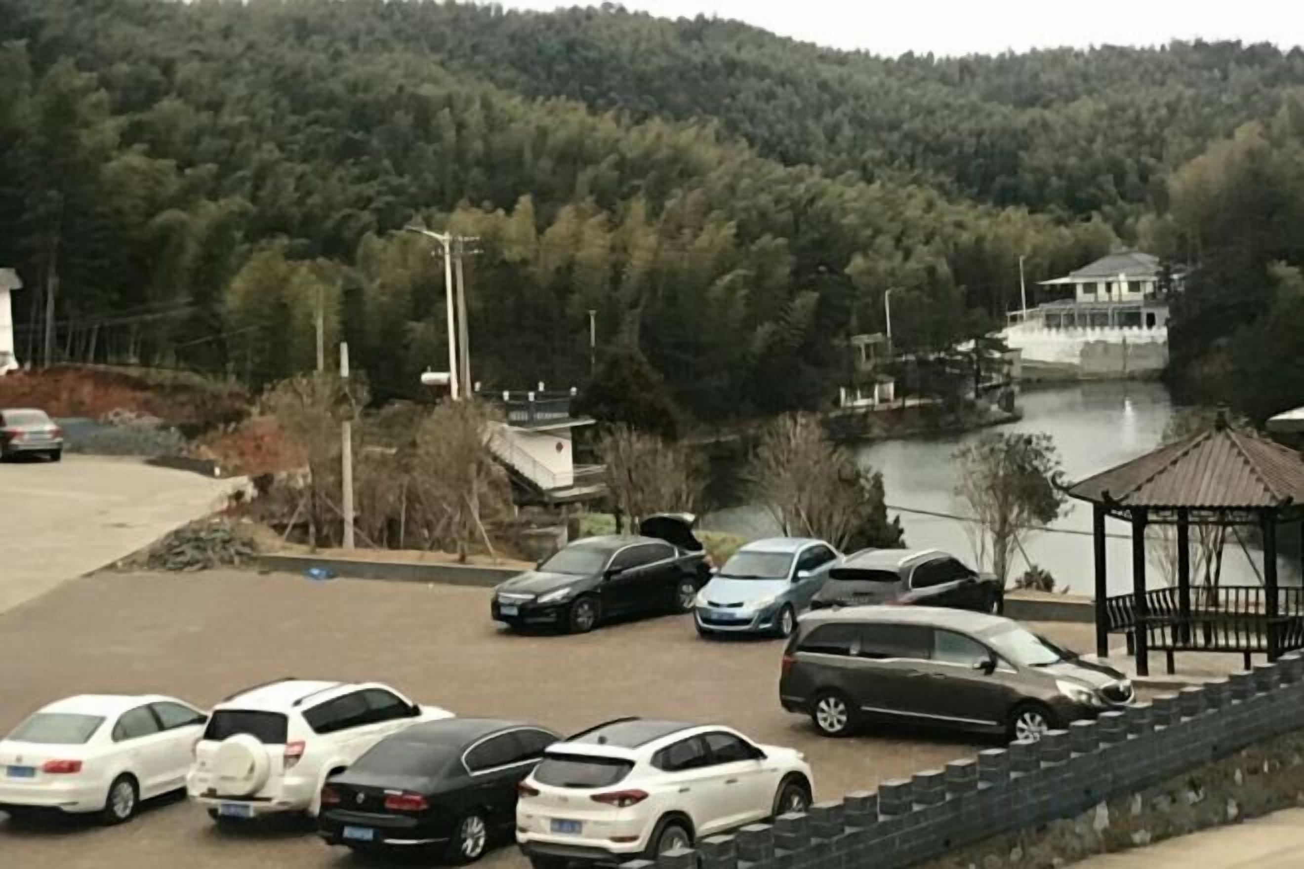 المنطقة المحيطة بالمنشأة