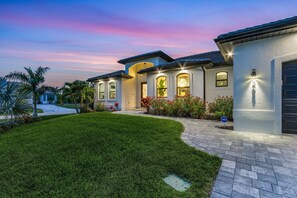 Exterior - Gorgeous! Heated, Saltwater Pool and Spa, Custom Outdoor Kitchen - Villa Still Waters - Roelens (Cape Coral)