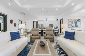 Smart TV, fireplace - Gorgeous! Heated, Saltwater Pool and Spa, Custom Outdoor Kitchen - Villa Still Waters - Roelens (Cape Coral)