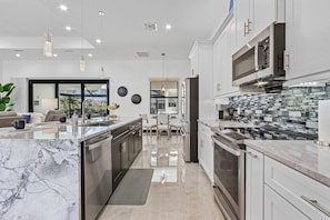 Geladeira, micro-ondas, fogão, cooktop