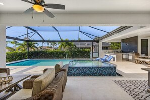 A heated pool - Gorgeous! Heated, Saltwater Pool and Spa, Custom Outdoor Kitchen - Villa Still Waters - Roelens (Cape Coral)