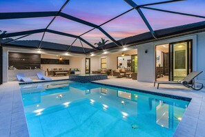 A heated pool - Gorgeous! Heated, Saltwater Pool and Spa, Custom Outdoor Kitchen - Villa Still Waters - Roelens (Cape Coral)