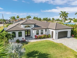 Exterior - Gorgeous! Heated, Saltwater Pool and Spa, Custom Outdoor Kitchen - Villa Still Waters - Roelens (Cape Coral)