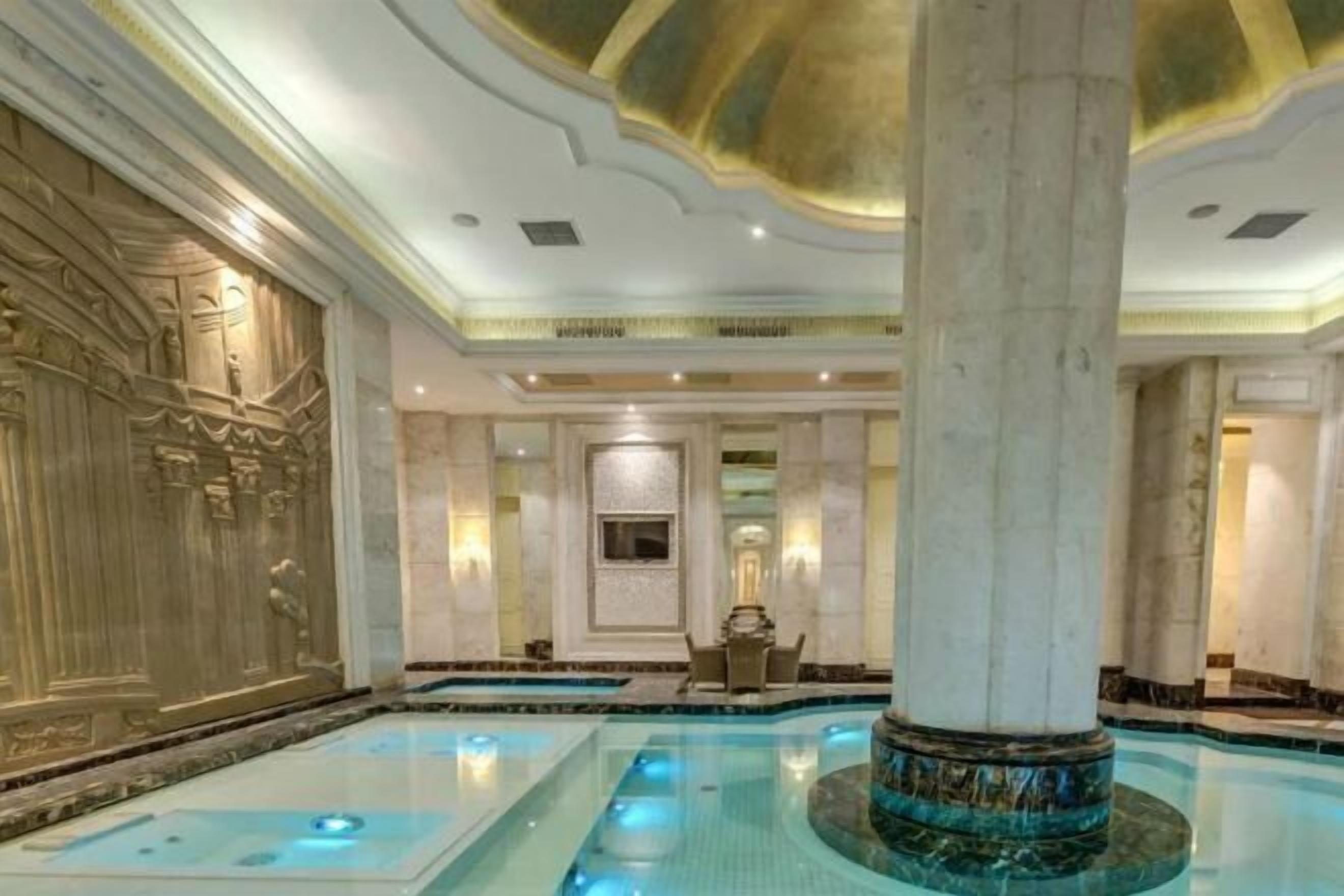 حمام سباحة داخلي