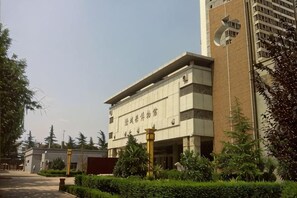 A building with a flat facade and a sign in a foreign language. - Chengcheng Huayuan Building (Chengcheng)