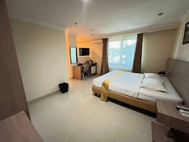 Habitación Deluxe doble, vistas a la ciudad | Caja fuerte, sistema de insonorización, tabla de planchar con plancha