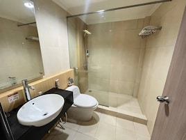 Quarto casal superior | Banheiro | Produtos de toalete grátis, chinelos