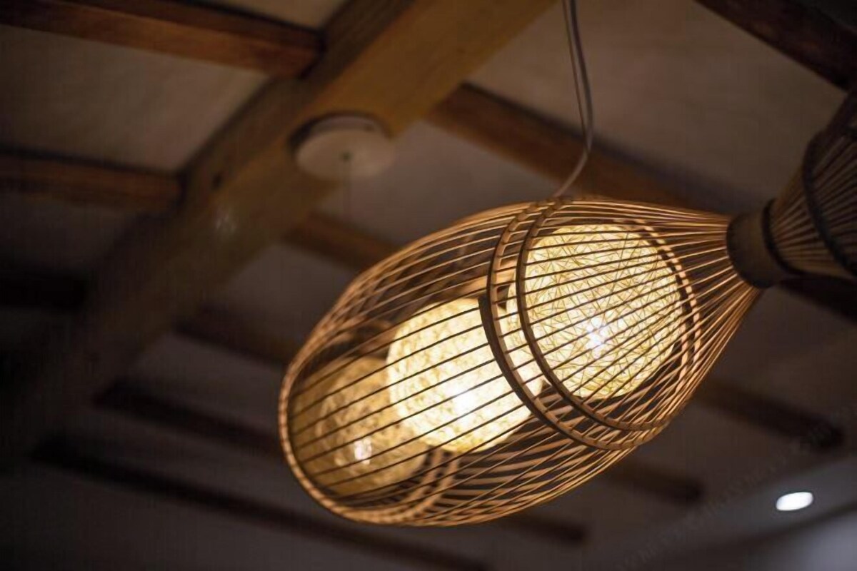 Un luminaire suspendu orné d’un motif tissé.