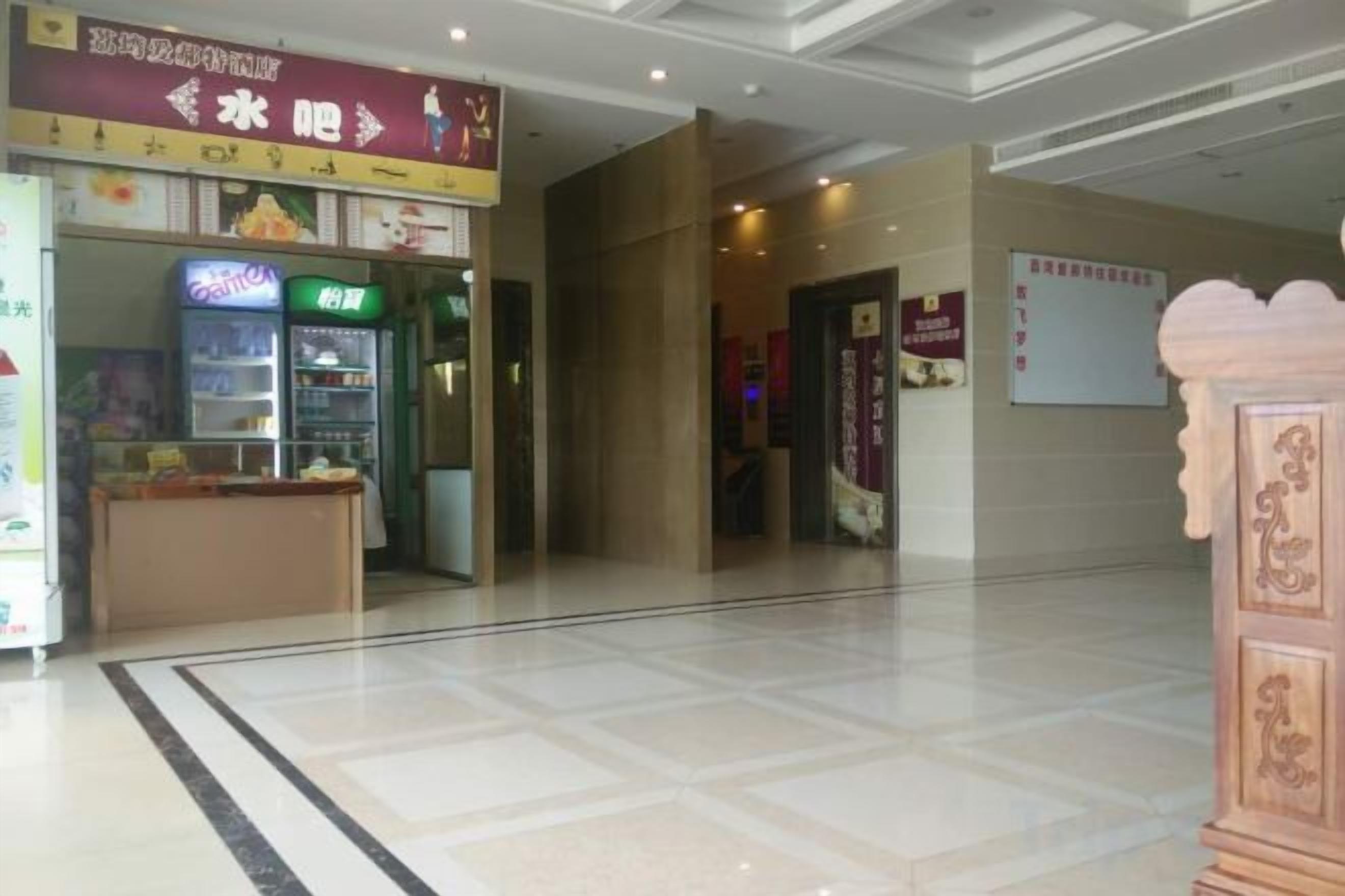 Un hall d’entrée spacieux équipé d’un distributeur automatique, d’un comptoir de réception et d’un panneau d’affichage.