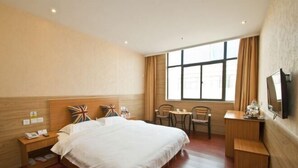 A hotel room with a bed, a desk, a chair, a TV, and a window. - Super 8 Feixian New Bus Station Yinyuan Jiaju Square (Fei County)