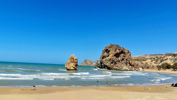 A beach with clear blue skies, calm waters, and rocky formations. - Appartement de 150m2 Proche Dune Belle Plage (Marsa Ben M'Hidi)