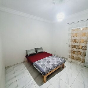 2 chambres, lit parapluie, draps fournis