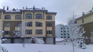 A multi-story building with a symmetrical facade, large windows, and a flat roof. - Yichun Wengxinyuan Family Guesthouse (Tangwang County)