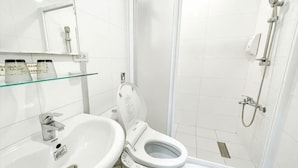 A modern bathroom with a toilet, sink, and shower. - Beitou Resort Metro Inn (Taipei)