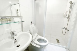 Ein modernes Badezimmer mit Toilette, Waschbecken und Dusche.