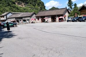 Unclassified image, 4 of 58, button - Qixingshu Deshun Inn (Danjiangkou)