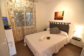 2 bedrooms, iron/ironing board - Charming apartment for rent in Roses, Costa Brava. 200m from the beach, 2 bedrooms. Equipped and central. (Roses)