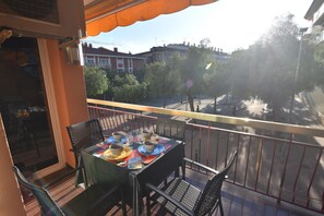 Outdoor dining - Charming apartment for rent in Roses, Costa Brava. 200m from the beach, 2 bedrooms. Equipped and central. (Roses)