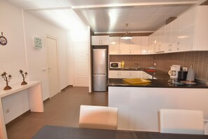 Fridge, microwave, oven, dishwasher - Charming apartment for rent in Roses, Costa Brava. 200m from the beach, 2 bedrooms. Equipped and central. (Roses)