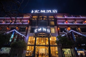 Un hotel con una entrada destacada, señalización iluminada y un diseño arquitectónico moderno.