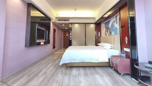 Un dormitorio con cama, escritorio, silla, armario y espejo.