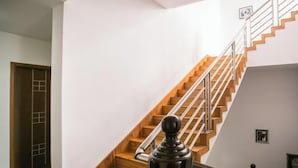 A staircase with wooden steps and metal railings, leading to an upper floor. - Shaoxing Mingdu Business Hotel (Shaoxing)