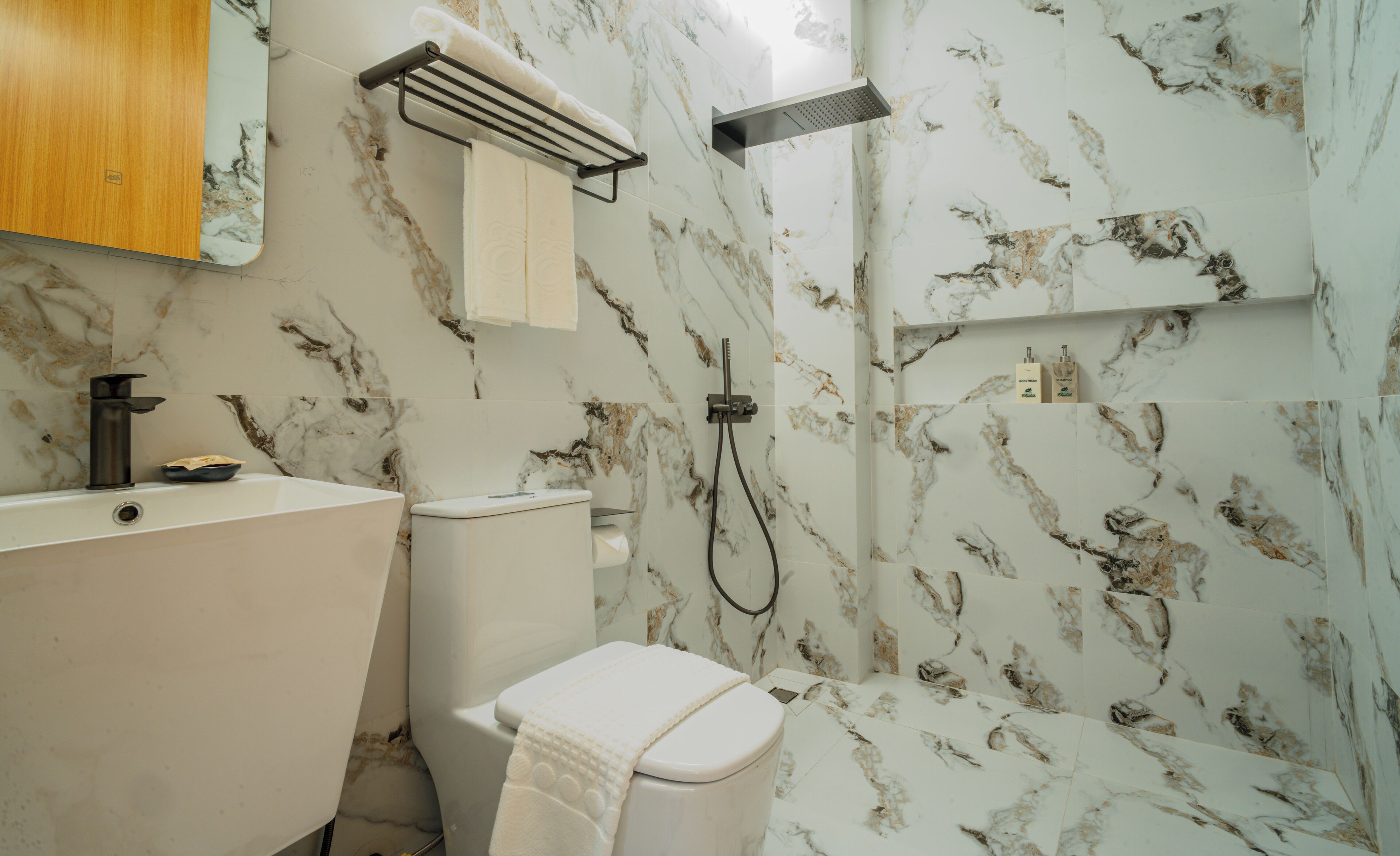 Un baño con bañera, inodoro y ducha.