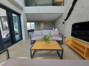 Villa, vista spiaggia | Area soggiorno | Smart TV