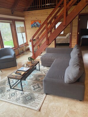 Smart TV - Red Bluffs Lodge Upper Unit, located on the River, minutes from Devils Tower! (Hulett)