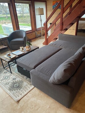 Smart TV - Red Bluffs Lodge Upper Unit, located on the River, minutes from Devils Tower! (Hulett)