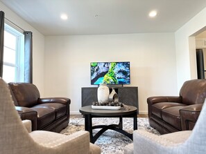 TV - New Luxurious Townhome in Reading, Near Lancaster, and Philadelphia  (Mount Penn)